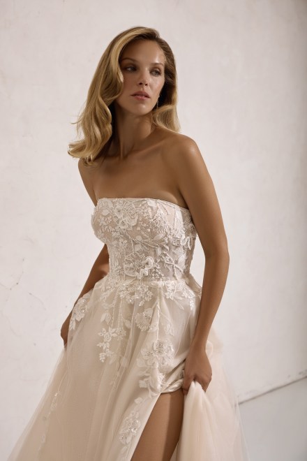 https://www.sposa-lia.com/images/stories/virtuemart/product/per-in white-025-alina-03.jpg